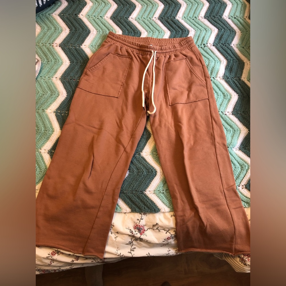 Kindly the Label Cropped Sweatpants